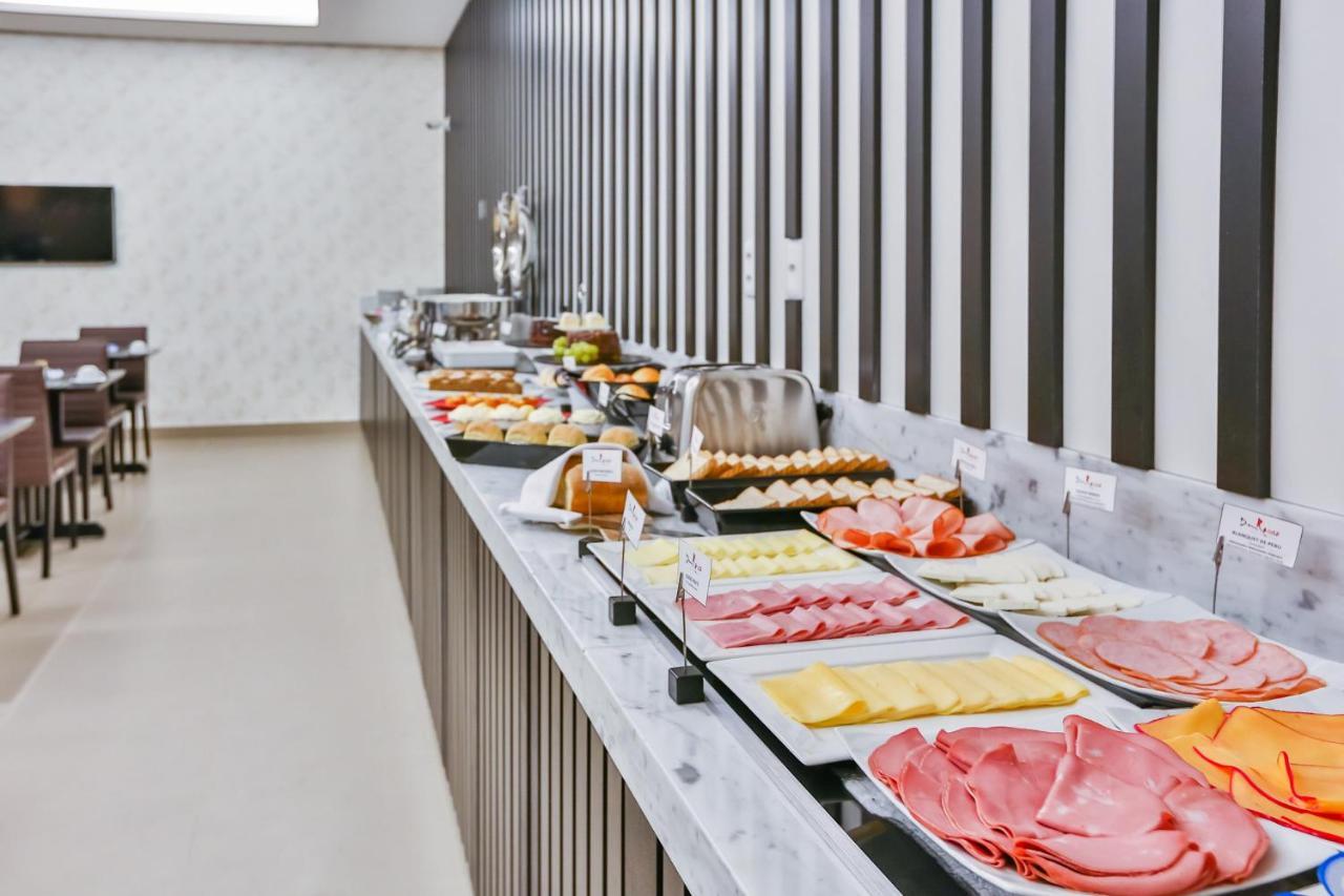 Transamerica Collection Goiania Exterior photo A buffet at a hotel