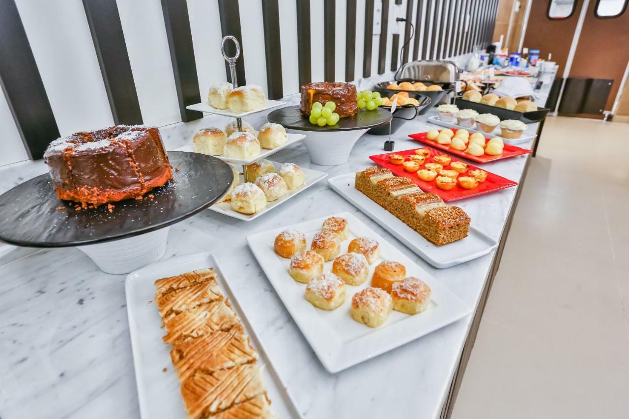 Transamerica Collection Goiania Exterior photo A selection of cakes at a buffet
